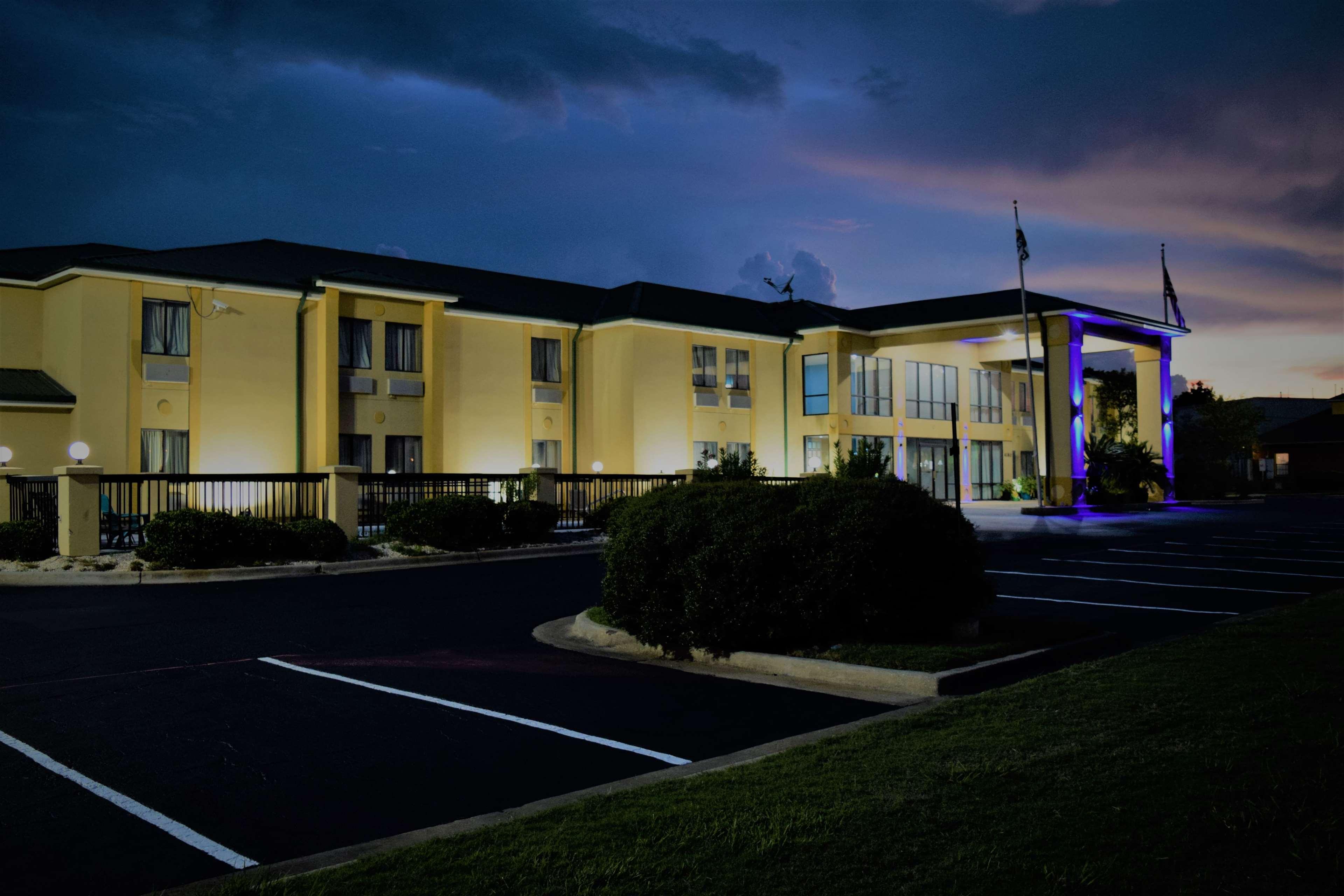 Days Inn By Wyndham Montgomery Buitenkant foto