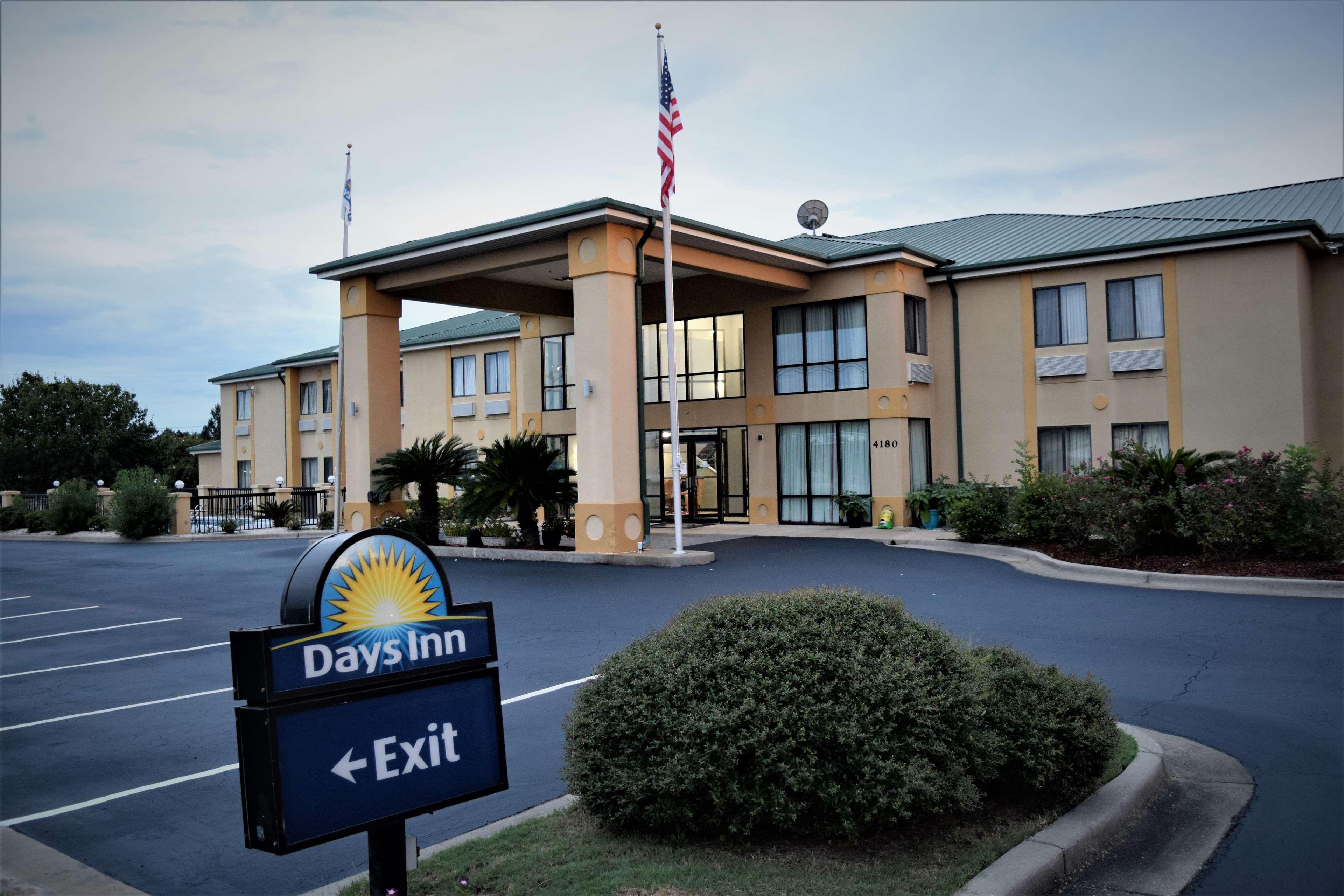 Days Inn By Wyndham Montgomery Buitenkant foto