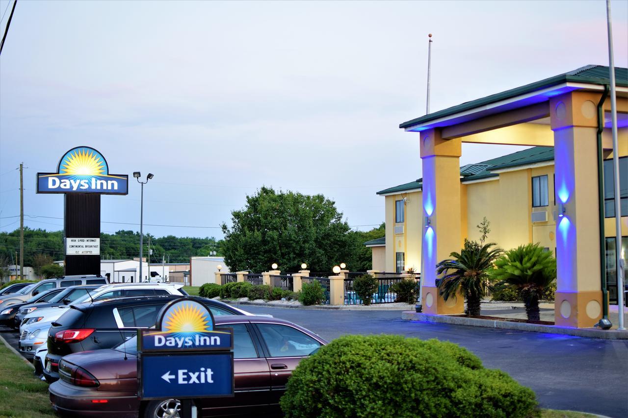 Days Inn By Wyndham Montgomery Buitenkant foto