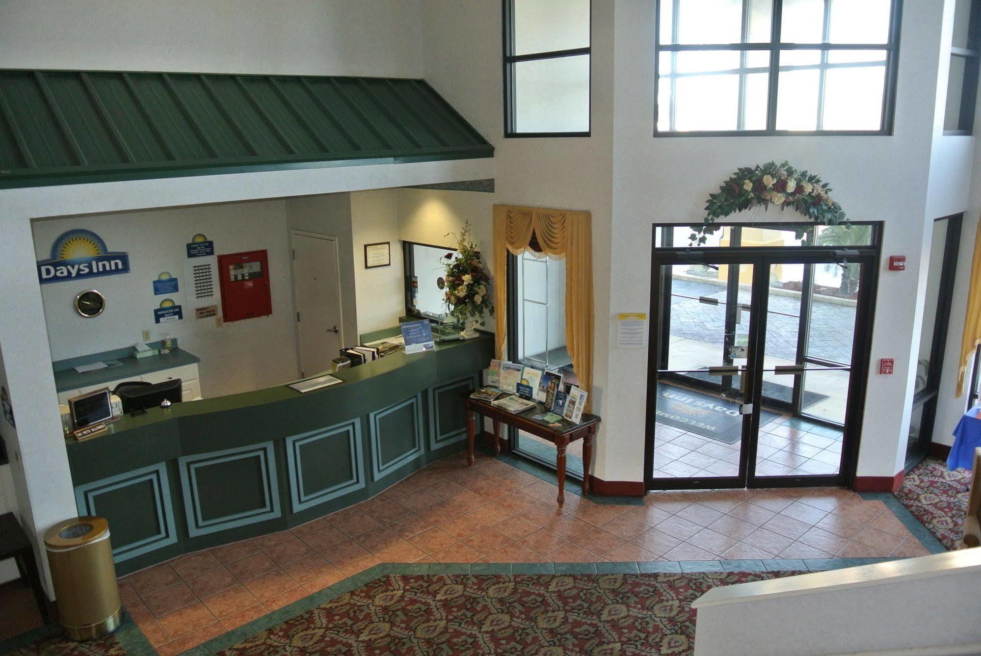 Days Inn By Wyndham Montgomery Buitenkant foto